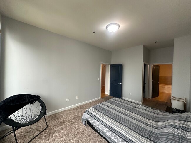 Building Photo - 1400 S Michigan Ave