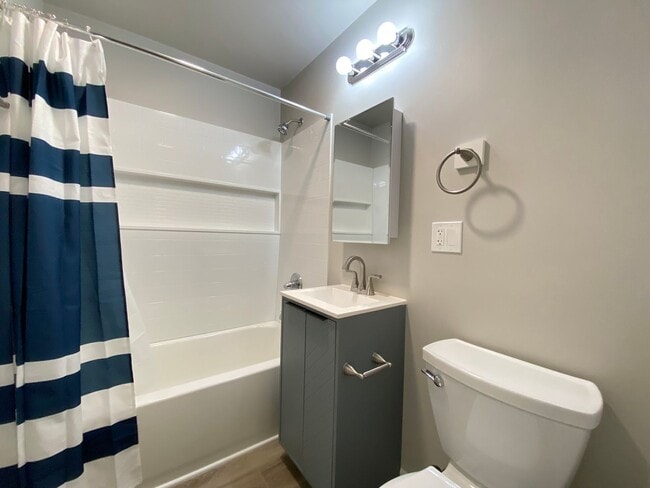 Building Photo - 2 Bedroom Home In Gary