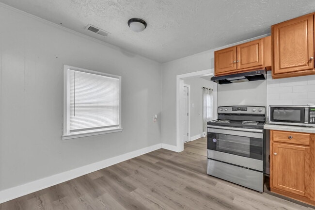 Building Photo - Charming 2-bedroom, 1-bath near downtown Clarksville!