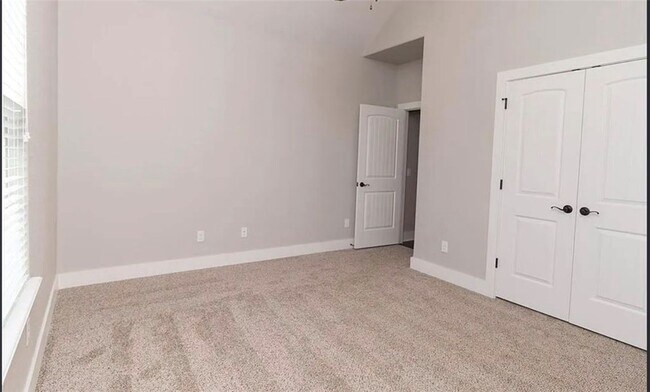 Building Photo - 2200 NW Small Oaks St