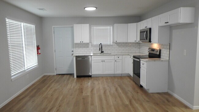 Building Photo - Newer Build - 3 bed -2bath Home in Indepen...