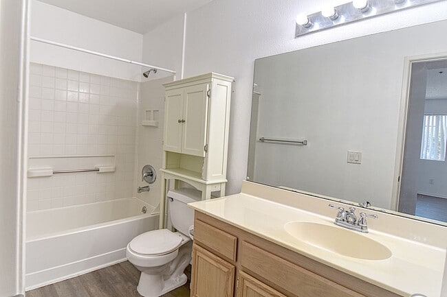 Building Photo - Well-Kept 2 Bedroom Condo with Amazing Views