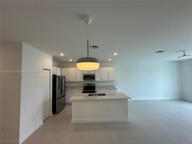 Building Photo - 402 SE Crossoak Ln