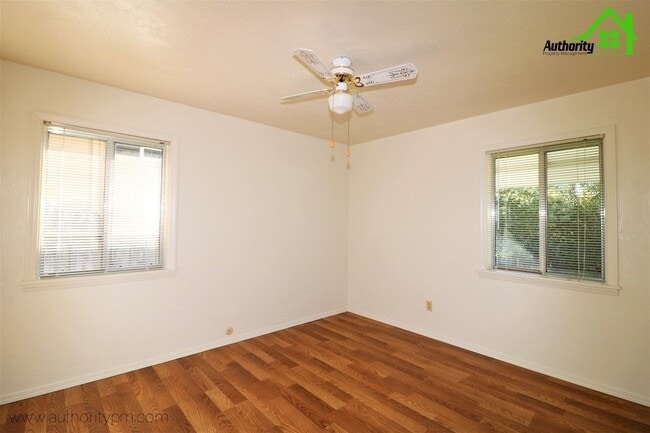 Building Photo - 1924 Sequoia St