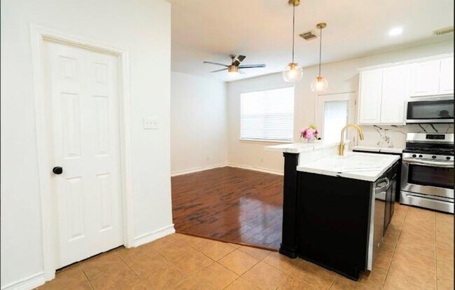 Building Photo - 14413 Rosehedge Ct