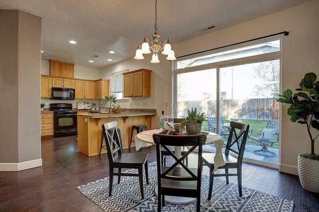 Building Photo - Great SW Bend Home Minutes from the Old Mill!