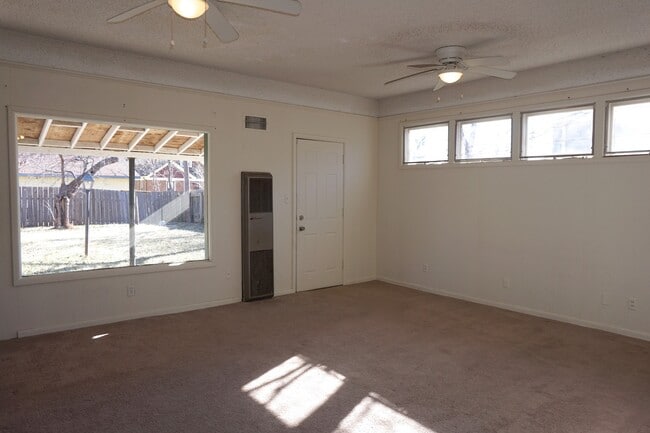 Building Photo - Beautiful home near College Hill!