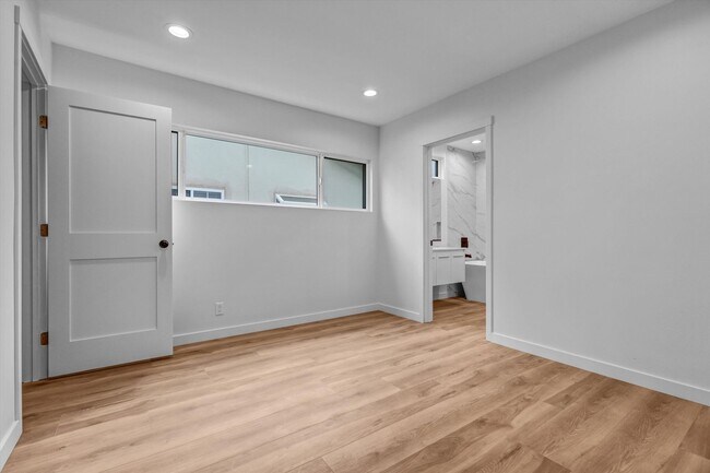 Building Photo - BEAUTIFULLY REMODELED, 5BD/4BA ENTERTAINER...