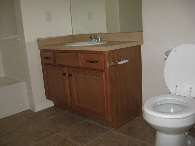 Building Photo - Beautiful 2-bed 2-bath condo!