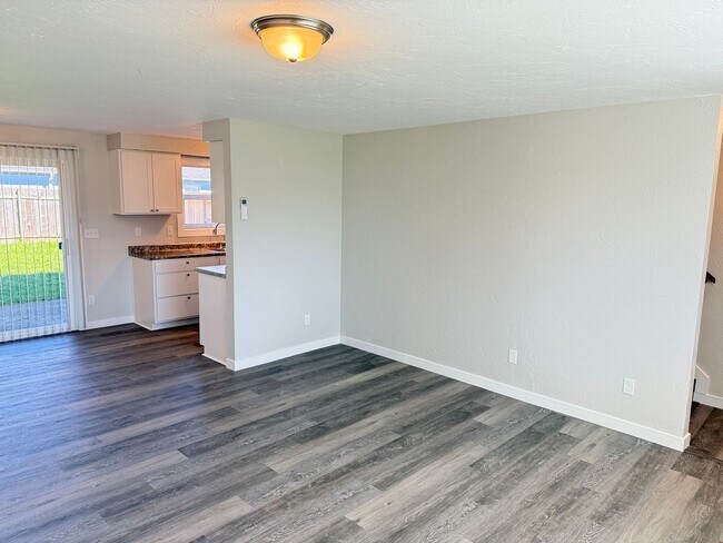 Building Photo - New 2 bed 1 1/2 bath duplex in Springfield!