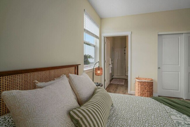 Building Photo - 190 Elma Ave SE