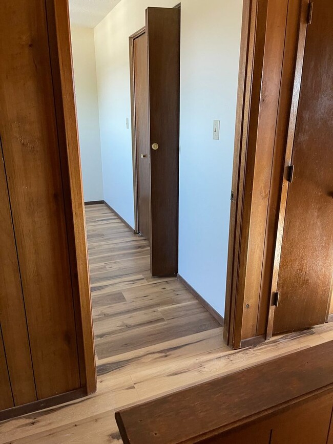 Building Photo - 3 BEDROOM 1.5 BATHROOM TOWNHOUSE FOR RENT