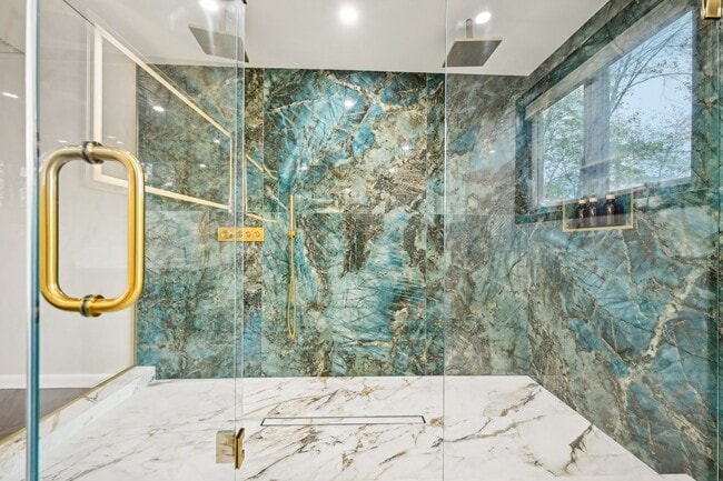 Building Photo - 10 Oakridge Ave