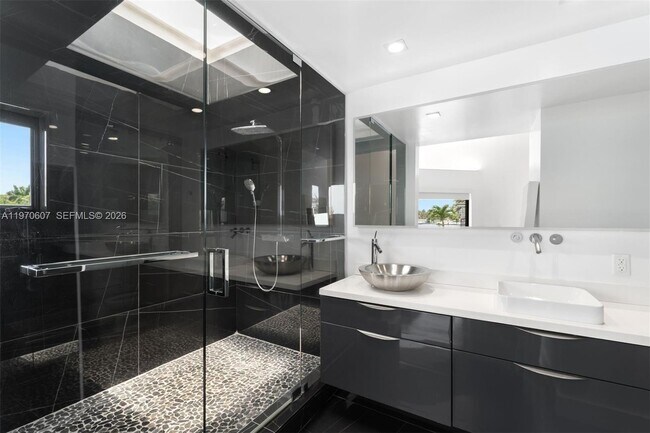 Building Photo - 3560 W Fairview St