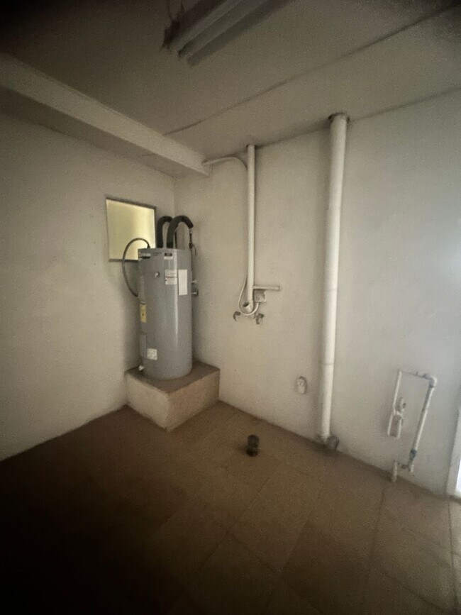 Building Photo - 4 bedroom Rental