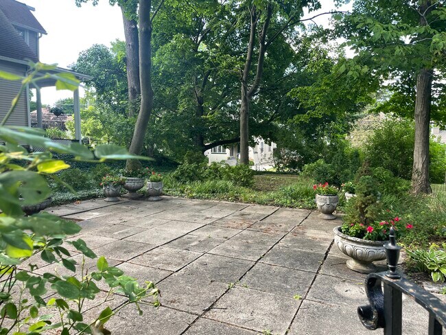 Building Photo - 1662 Wealthy St SE