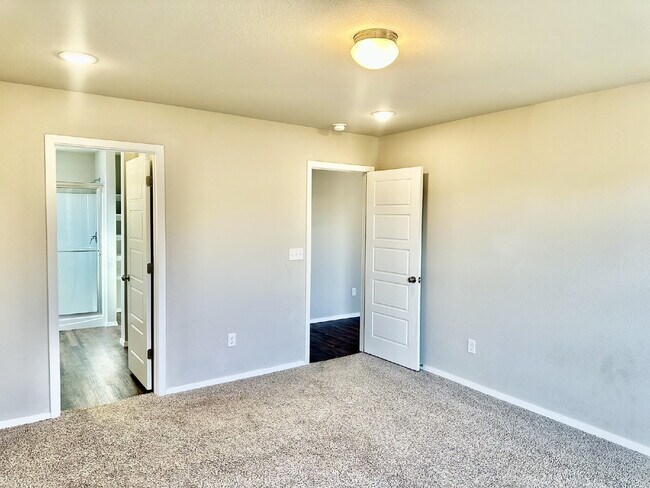 Building Photo - 920 Queen St