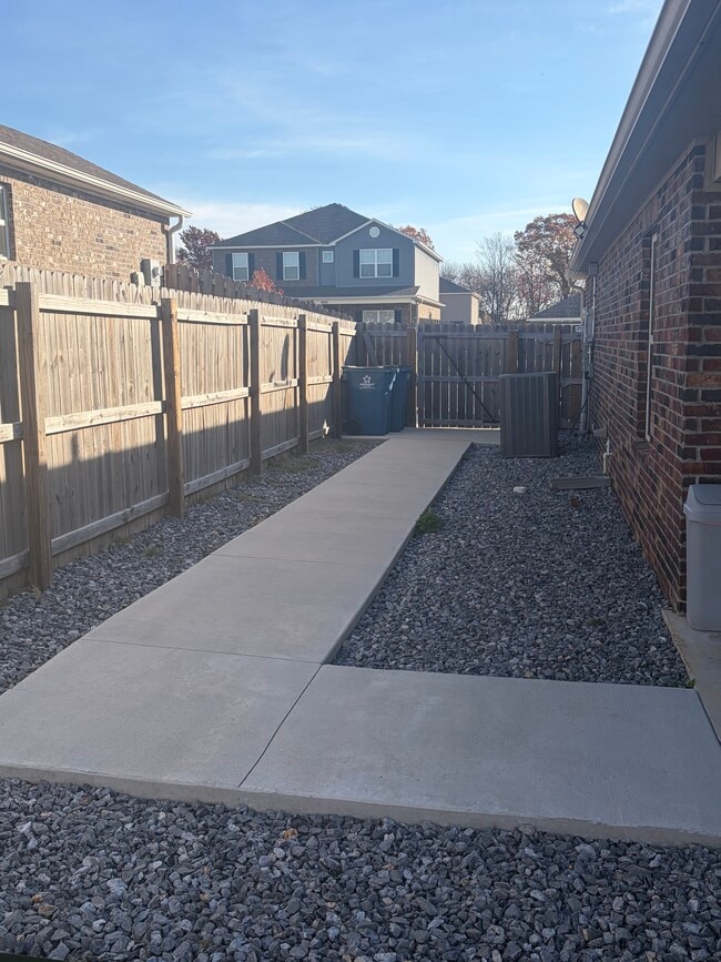 Building Photo - 6900 SW Whitmarsh Rd