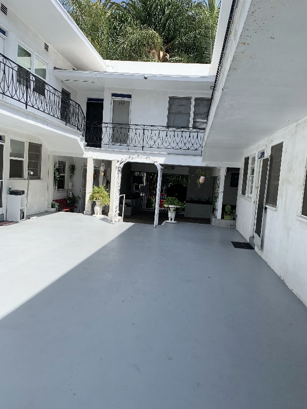 Building Photo - 1737 N Sycamore Ave