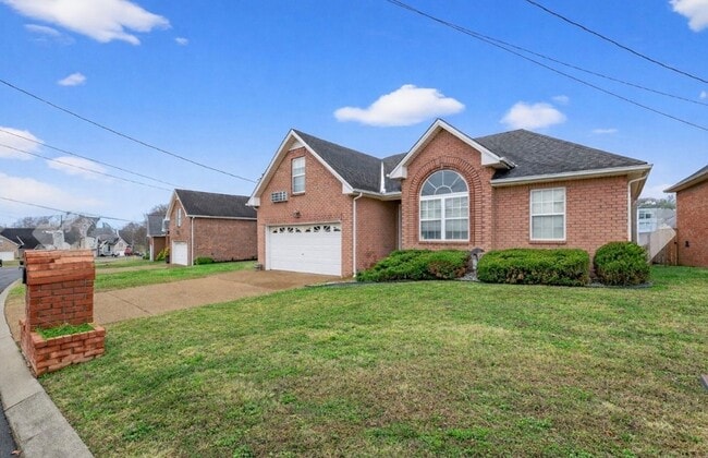 Building Photo - Spacious and beautiful Hendersonville home