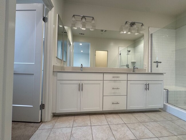 Building Photo - Newer 3 bedroom townhome in Simi Valley