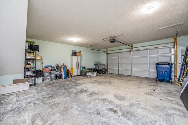 Building Photo - Good size home East of Raeford