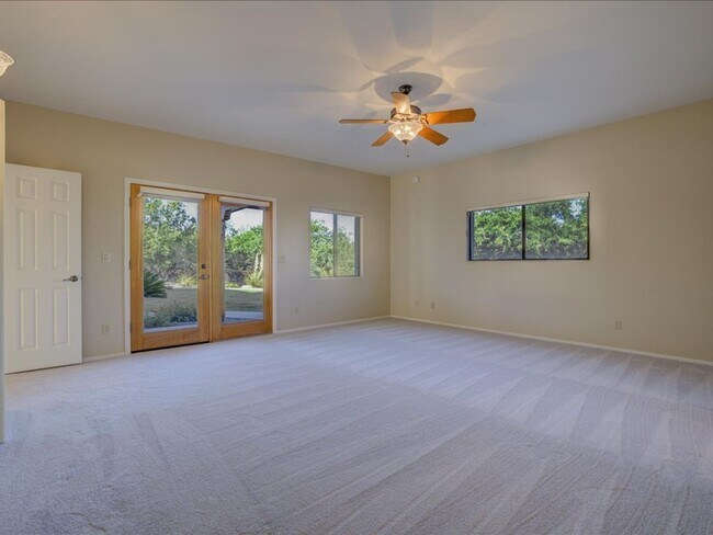 Building Photo - 4 Bedroom 4 Bathroom