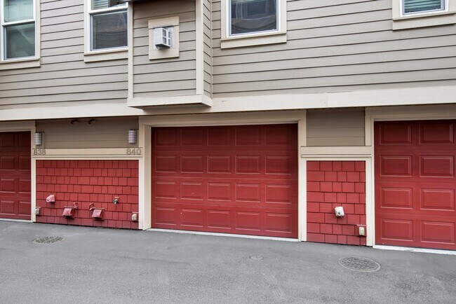 Building Photo - Efficient and Updated Townhouse Ready for Move-in!