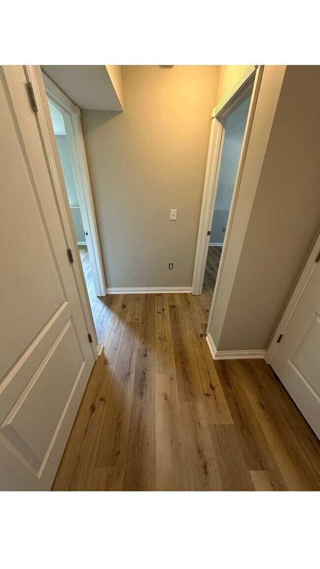 Building Photo - 6536 Oak Crest Dr