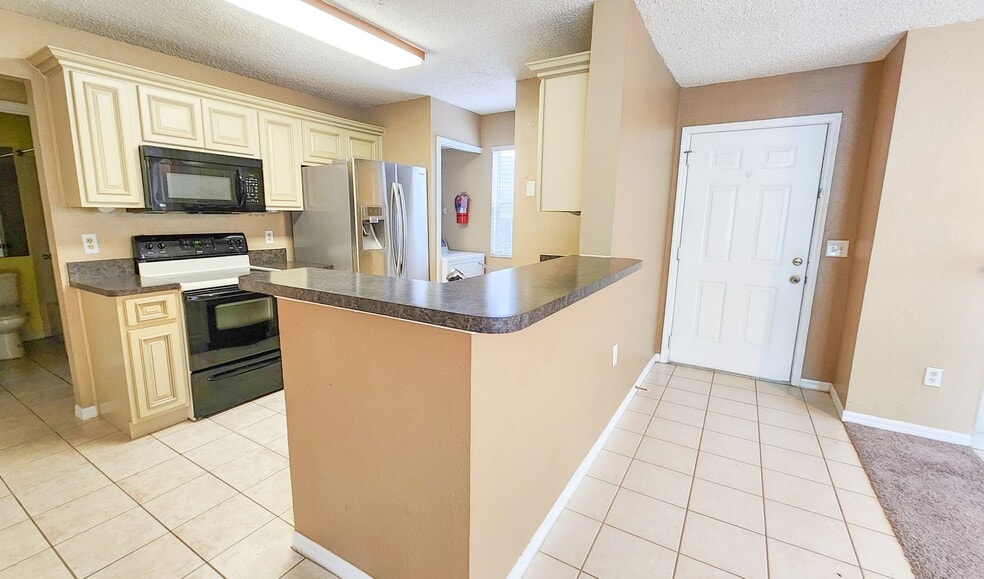 Building Photo - Beautiful 3 bdrm 2 bath botom floor condo available now!