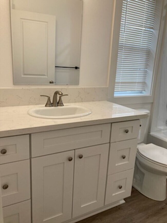 Building Photo - 3-bedroom 2.5 bath duplex