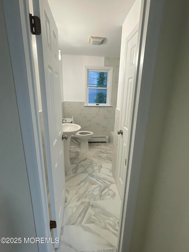 Building Photo - 351 John St