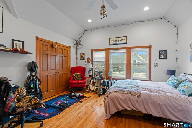 Building Photo - 136 Edwards St