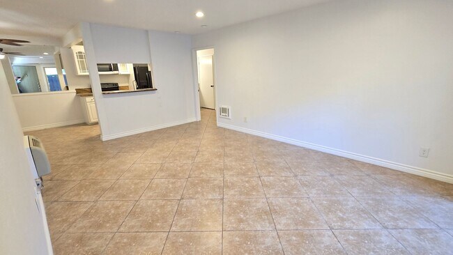 Building Photo - Santa Ana - 1 Bedroom 1 Bath Downstairs Co...