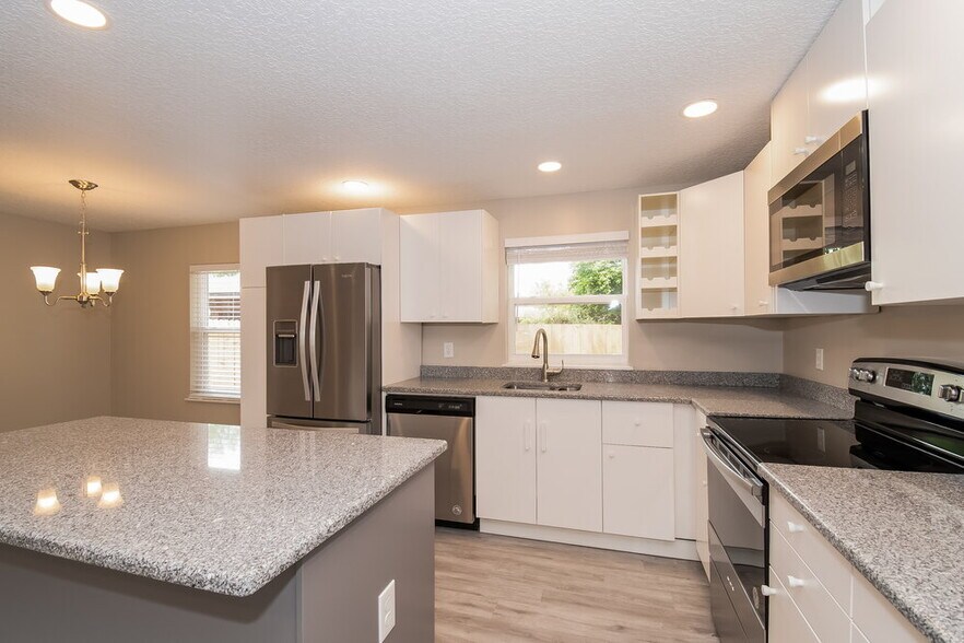 Building Photo - 4219 Pointe Haven Dr S