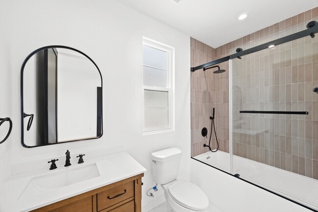 Building Photo - Bright and Spacious Newly Renovated Townhome | 5 Bedroom | 5 Bathroom | Parking Included