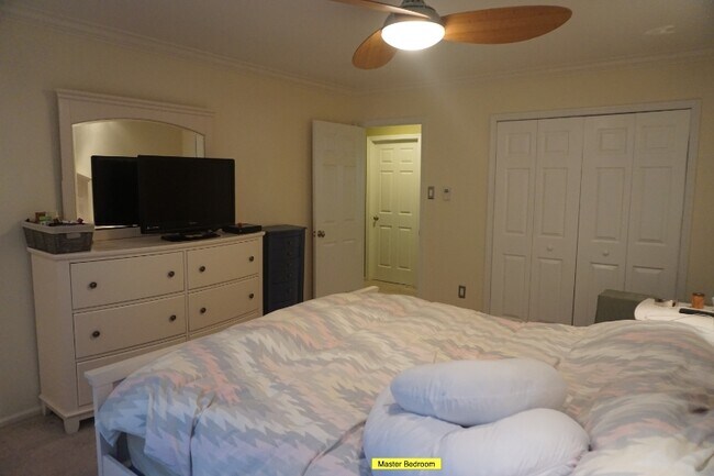 Building Photo - 10 Carlyle Ct