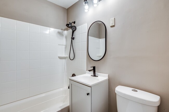 Building Photo - Charming Southeast 3 Bedroom, 1 Bathroom with bonus room