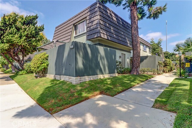 Building Photo - 1650 Iowa St