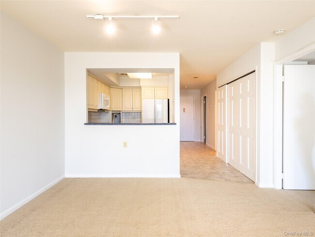 Building Photo - 372 Main St