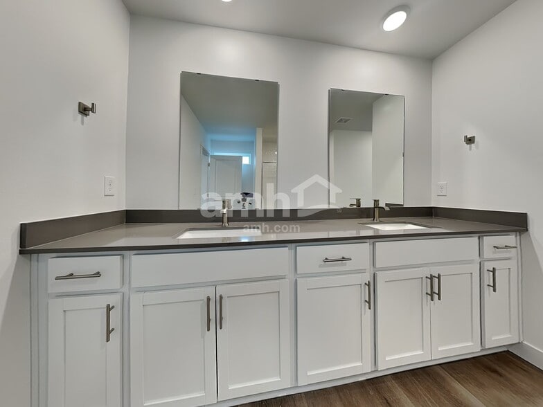 Building Photo - 8030 Sabelle St SW