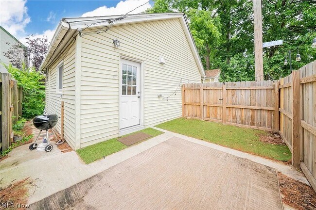 Building Photo - 2053 W 45th St