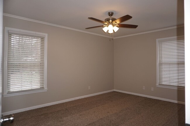 Building Photo - 1515 Kitchen St