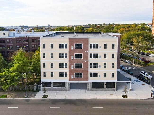 Building Photo - 162-170 S Orange Ave