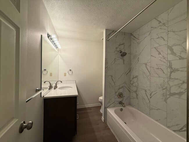 Building Photo - Stunning 3 Bed, 2 Bath Home near Riverside...