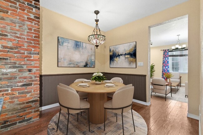 Building Photo - Charming 3 Bedroom/4 Bathroom Detached Home Located In The South Side Flats.  Available Immediately.
