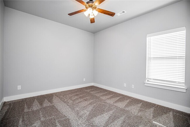 Building Photo - 307 Alder St