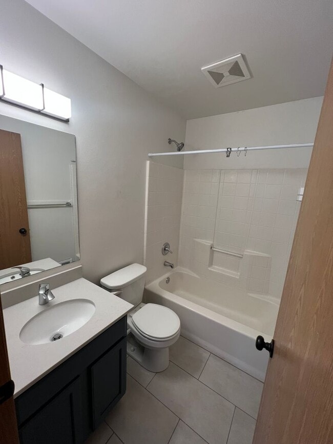 Building Photo - 3 Bedroom Home - Newly Renovated!