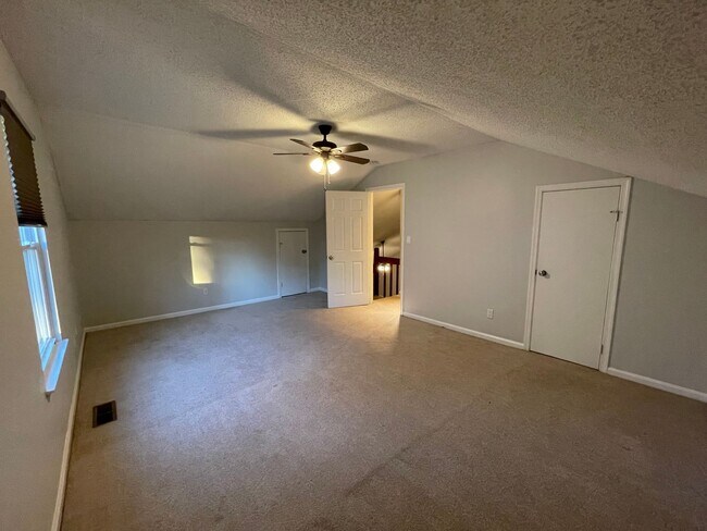 Building Photo - 4 BED / 3 BATH SINGLE FAMILY IN SALEM LAKES!