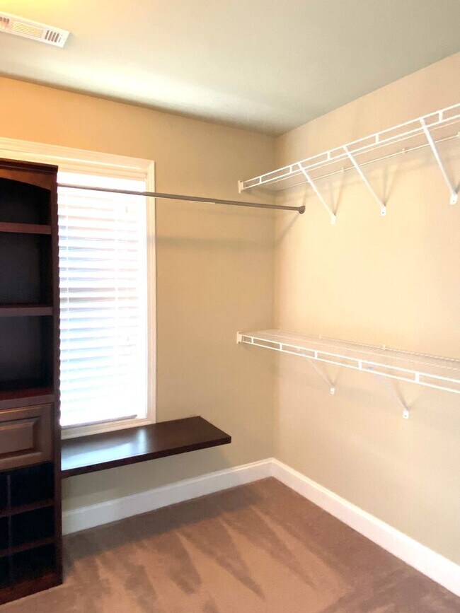 Building Photo - Luxury Home